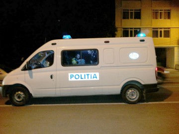 A condus fără permis şi a încredinţat maşina unui minor
